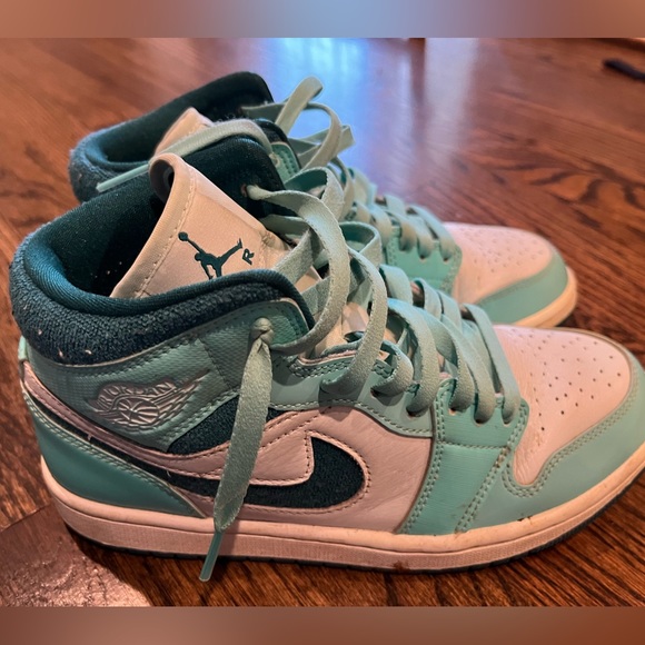 Nike Shoes - Jordan Womens AIR JORDAN 1 MID SE Green | Womens 7